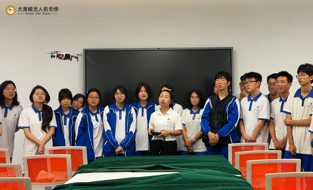 深化产教融合 赋能科创育人｜师大附中高二学子走进大黄蜂无人机基地研学实践!