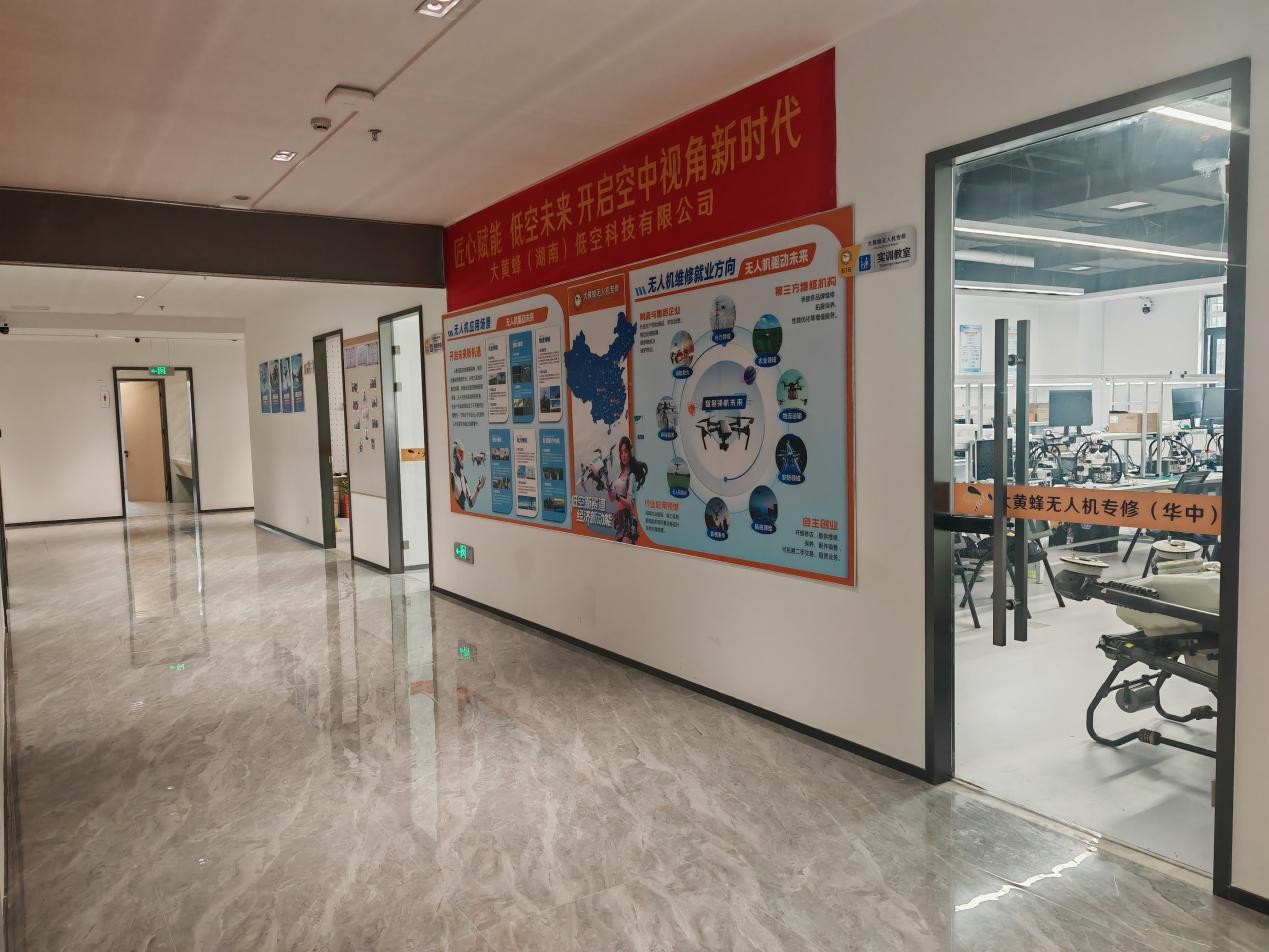宽敞明亮教学区.jpg